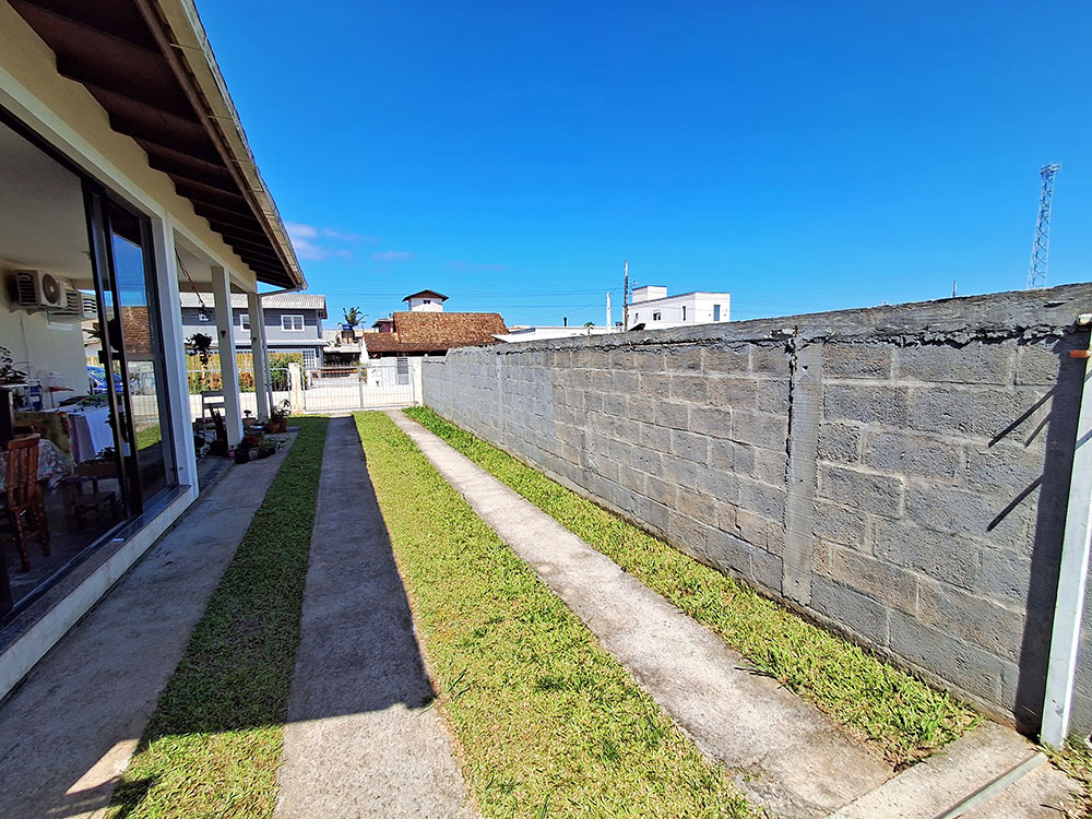 Acesso lateral / Estacionamento