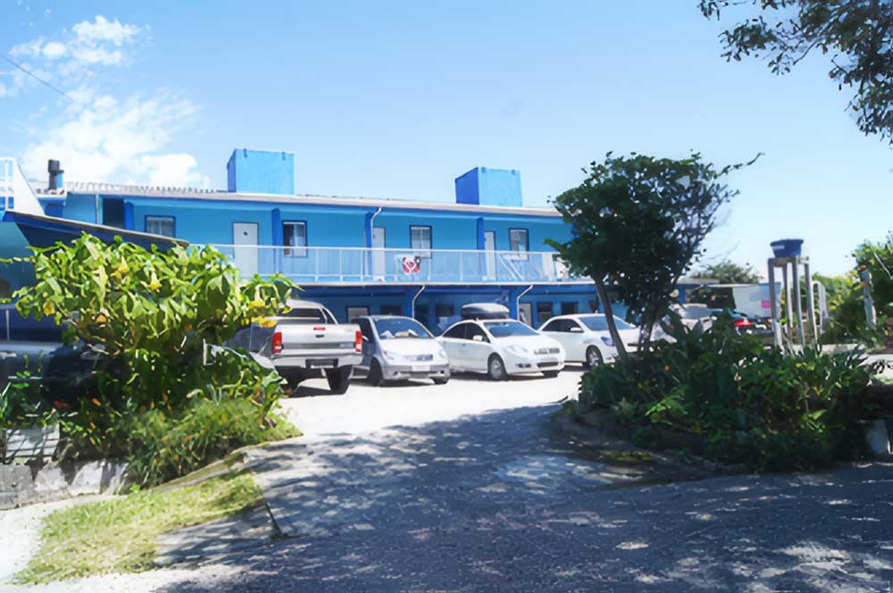 Amplo pátio em frente à pousada