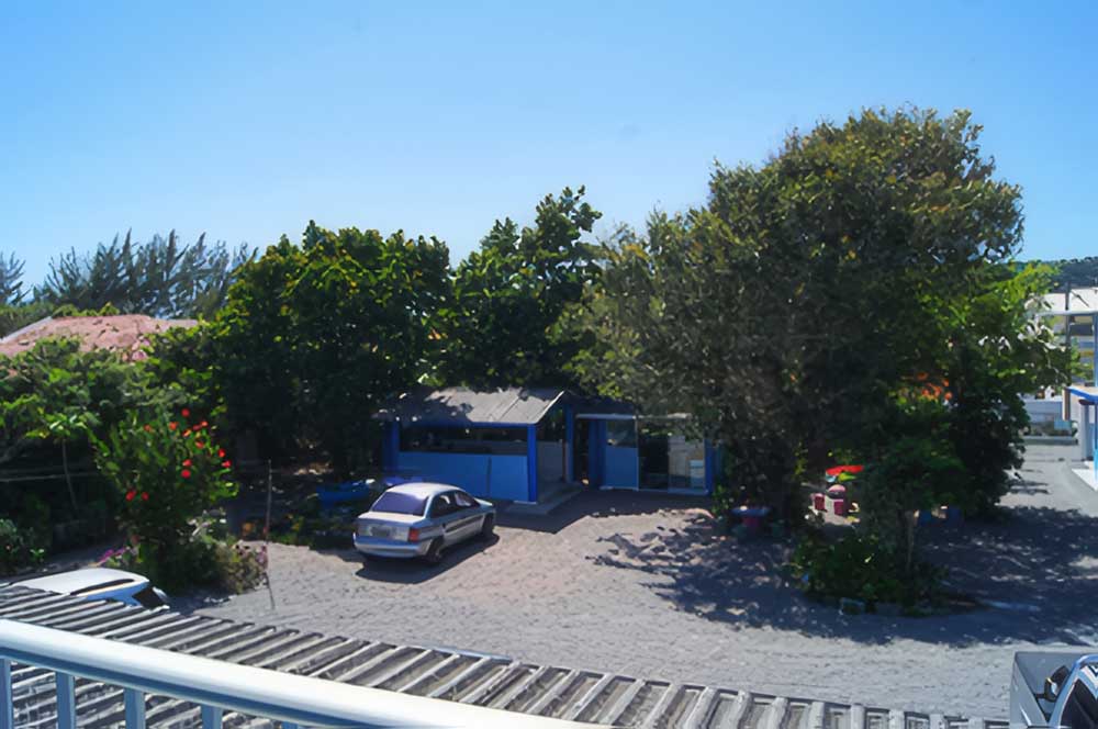 Pátio amplo e bem arborizado