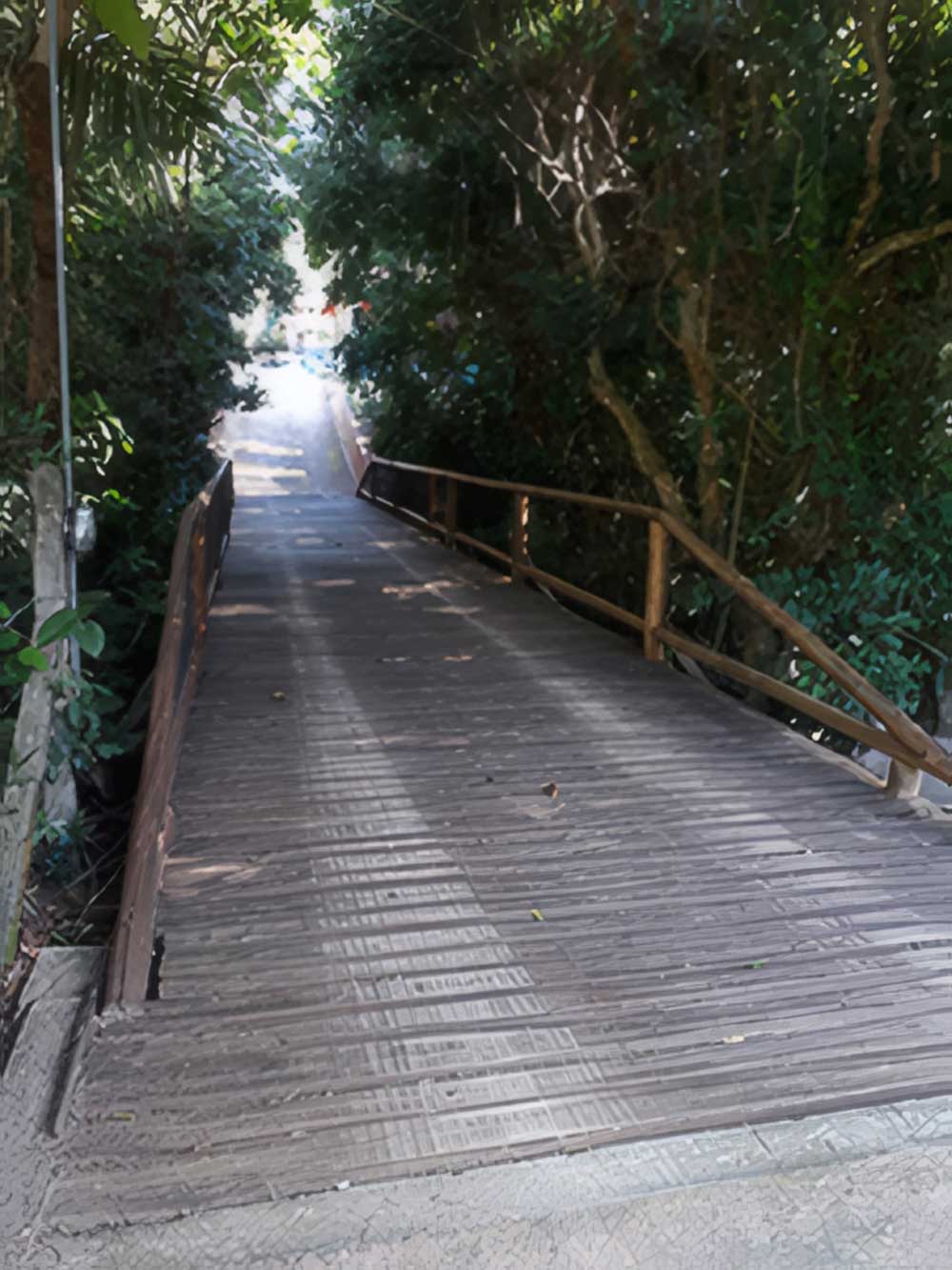 Ponte do condomínio que da acesso a Morada do Morro