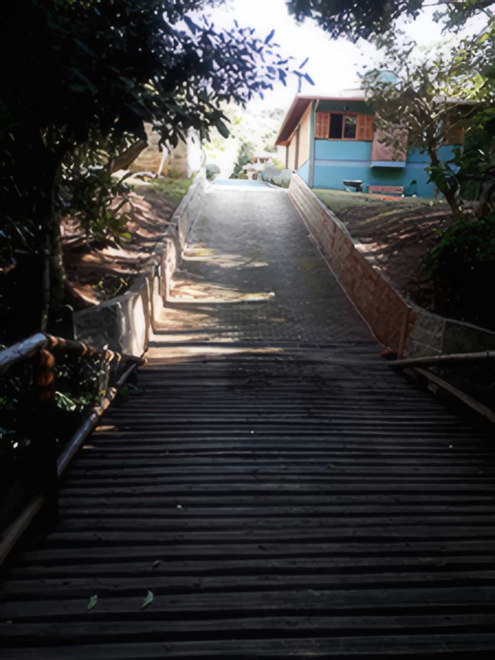 Rampa do condomínio após a ponte que da acesso a Morada do Morro