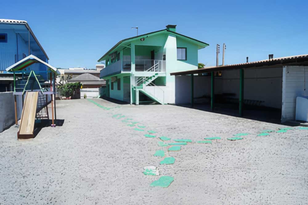 Pátio amplo com estacionamento