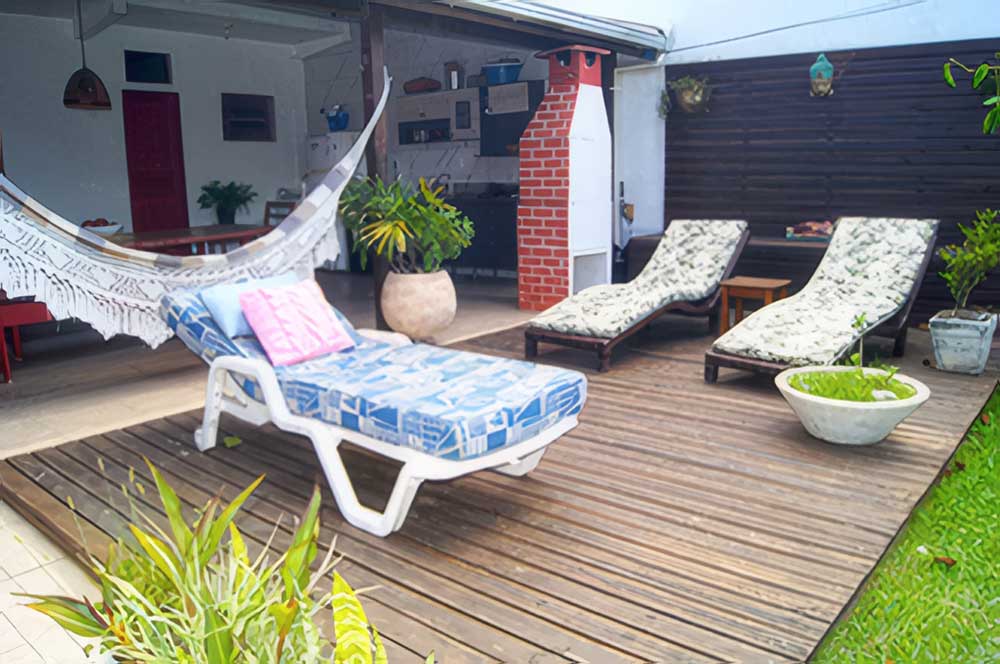 Deck com espreguiçadeiras