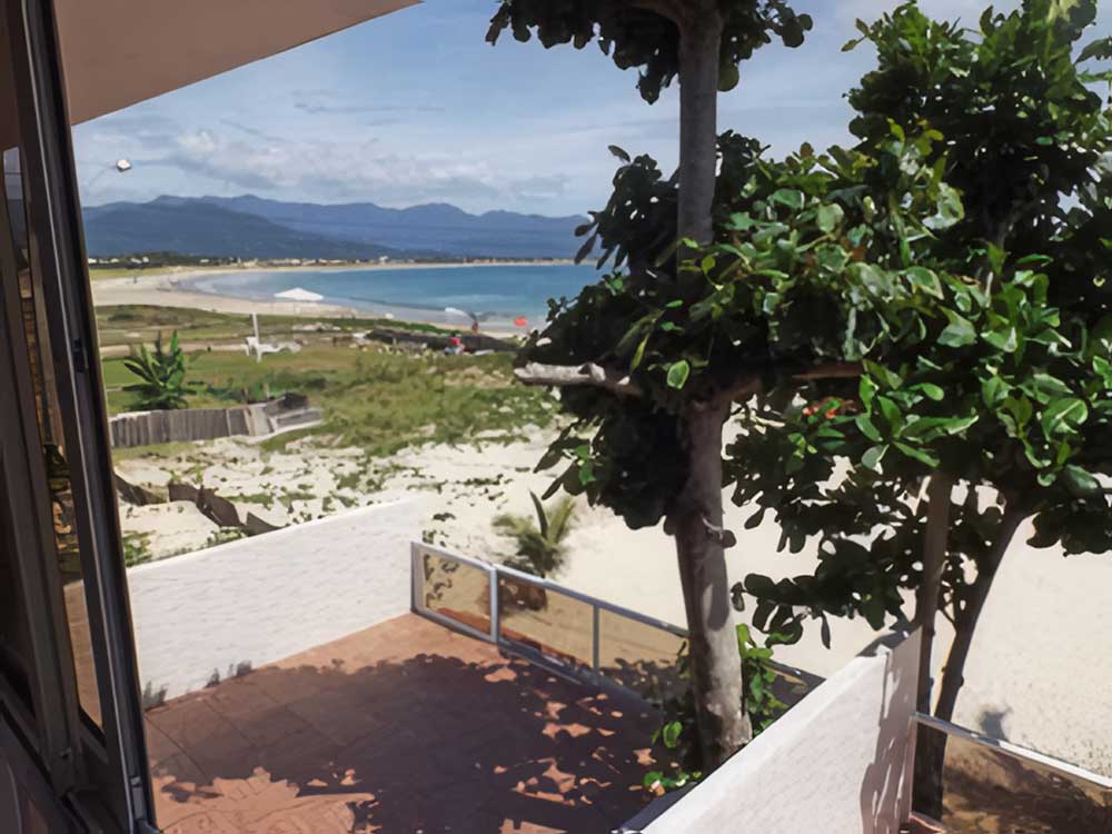 Vista para o mar da janela da suíte