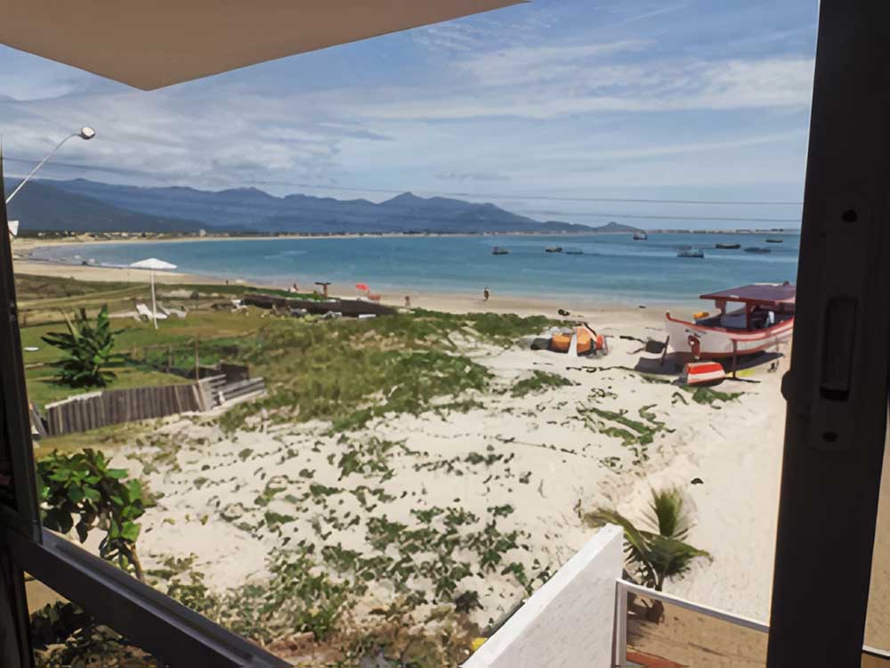 Vista para o mar da janela da suíte