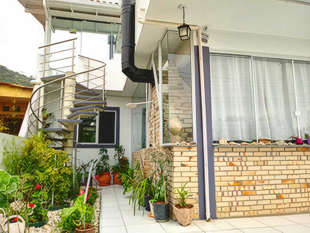 Escada de acesso ao Apto