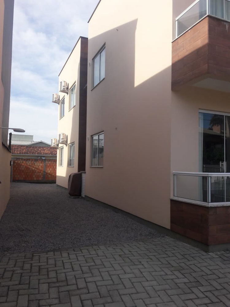 Estacionamento lateral esquerdo