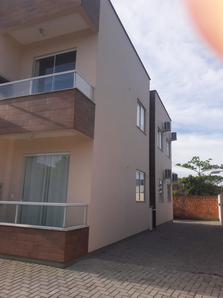 Estacionamento lateral direito